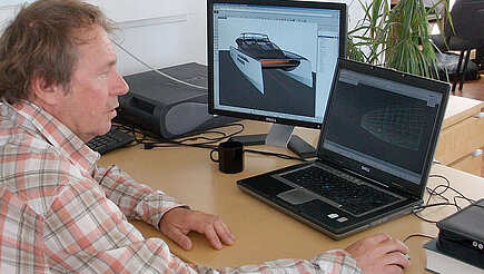 双体船设计师，正在建造双体船的3D模型
