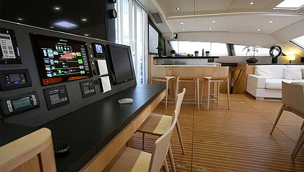 双体船控制室设有大型数字显示器、无线电、娱乐系统、绘图仪和开关等。